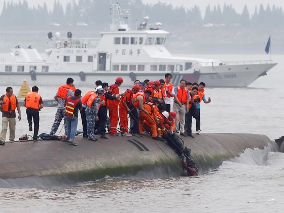 Death toll climbs to 82 as China rights capsized ship