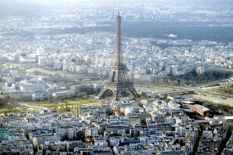 Eiffel Tower Under Threat. Three Suspects Spotted. Tower Closed For Few Hours