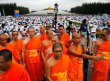 Thailand Police Raids Dhammakaya Temple To Negotiate Arrest With Monk