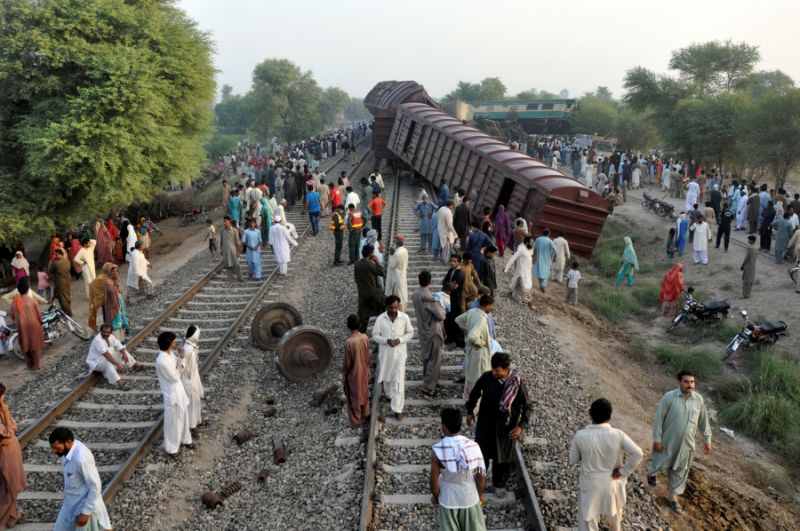 breaking-train-collides-in-pakistan-6-killed-100-injured