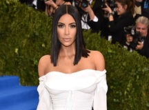 Kim Kardashian Walks Without Kanye At 2017 Met Gala Red Carpet