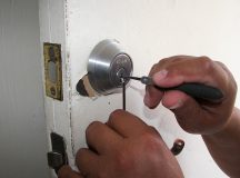 Tips For Choosing The Right Locksmith For You